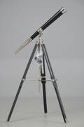 Teleskoplampe på stativ af sortlakeret træ