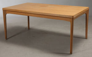 Dansk møbelproducent. Spisebord af egetræ. Denne vare er sat til omsalg under nyt varenummer 4073841