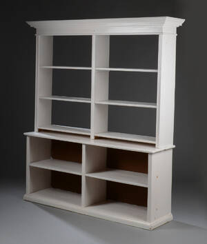 Købmandsreol af hvidmalet træ med profileret top, front med rum og hylder.