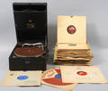 His Masters Voice resegrammofon samt samling stenkakor