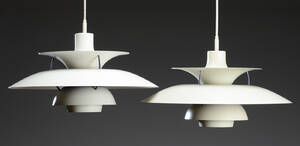  Poul Henningsen. Et par  PH5 pendler hvide. 2.