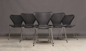 Arne Jacobsen. Sæt på seks stole i sort anilin læder, model 3107, nybetrukket 6