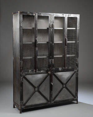 Skab af metal i industrielt design