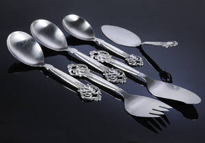 Carl M. Cohr. Vindrueklase serveringsdele med skafter af sølv 6 