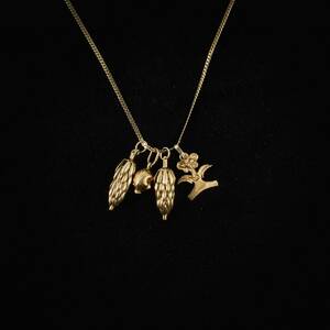 Halskedja, med hängen 18 k. Längd ca 64 cm