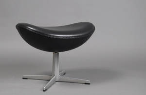 Arne Jacobsen. Skammel til lænestolen Ægget, model 3127