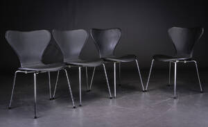 Arne Jacobsen. Sæt på fire stole, model 3107 med aftageligt Mosebo betræk af sort læder 4