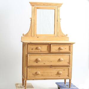 SPEGELBYRÅ. 1800-tal. Rikligt dekorerad, 4 lådor.