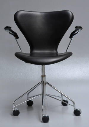 Arne Jacobsen. Kontorstol med armlæn, model 3217 