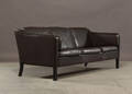 Dansk møbelproducent. Tre-pers. sofa, brunt læder