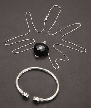 Smykkesæt med sølv armbøjle og halskæde 2