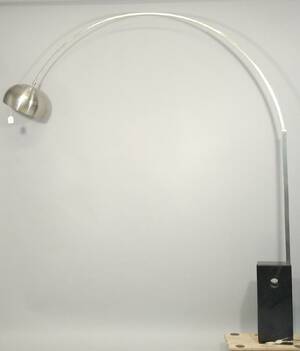 ACHILLE OCH PIER CASTIGLIONI, GOLVLAMPA, EFTER MODELLARCO, FLOS, ITALIEN, FÖRST FORMGIVEN 1962, SOCKEL AV MARMOR, SVÄNGD METALLARM MED JUSTERBAR LÄNGD, HÖ CA 240 CM