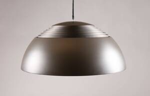 Arne Jacobsen. AJ1 pendel af grålakeret metal Denne vare er sat til omsalg under nyt varenummer 4874754