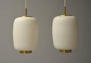 Bent Karlby. Et par Kina pendler af matteret opalglas og messing. 2