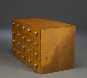 Kartoteks skab af fineret egetræ.