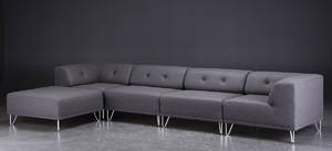 Nomad DOT stor modulsofa, betrukket med gråt filtuldstof fra italienske Velvetex, forkromede metalben
