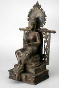 Buddha på trone i bronze