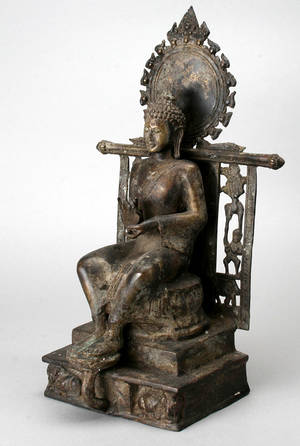 Buddha på trone i bronze