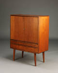 Dansk møbelproducent. Dækketøjsskab, teaktræ
