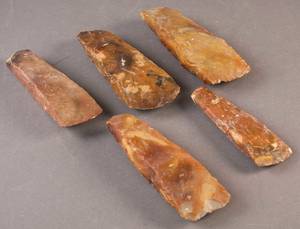 Danmarks Oldtid Fem stenøkser af rødlig flint 5