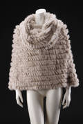 Fur Living. Poncho af strik og kanin. One size
