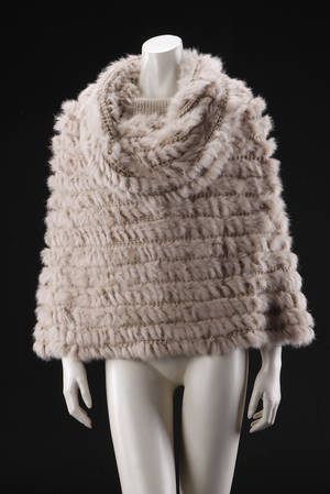 Fur Living. Poncho af strik og kanin. One size