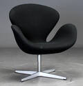 Arne Jacobsen. Lænestol Svanen med sort uld, model 3320 