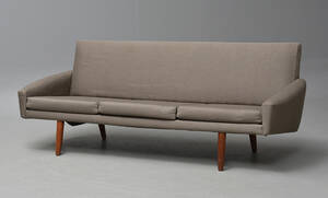 Dansk møbelproducent. Tre-pers. sofa betrukket med gråt møbelstof Denne vare er sat til omsalg under nyt varenummer 4270706