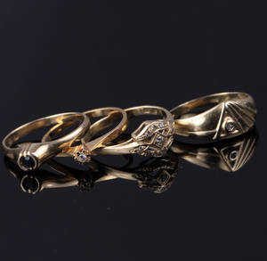 4 guldringe med diamant og safir