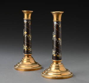 Et par lysestager af messing og fajance, 1800-tallet 2