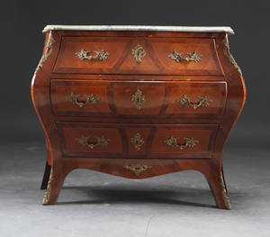 Byrå i rokokostil med stenskiva