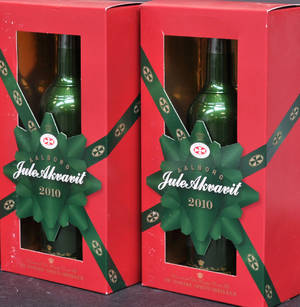 To flasker Jule Akvavit. Årg. 2010
