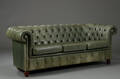 Chesterfield stil, trepersoners sofa