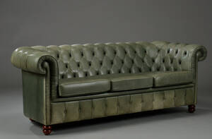 Chesterfield stil, trepersoners sofa