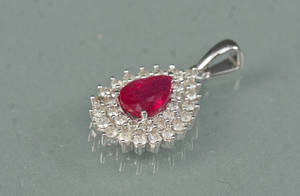 Rubin- og diamant vedhæng