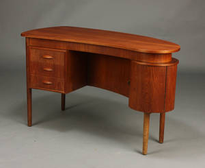 Dansk møbelproducent. Fritstående skrivebord, teaktræ