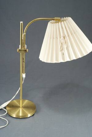 BORDSLAMPA, 1900-TALETS SLUT, HÖJ- OCH SÄNKBAR, MÄSSING, HÖ CA 55 CM