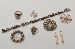 En samling smykker af sølv og guld. 9