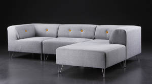 Seville modulsofa med puf, lys grå med gul-orange knapper