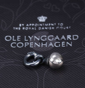 Ole Lynggaard. Mini Dugdråbe charms i oxideret og blankt sterlingsølv