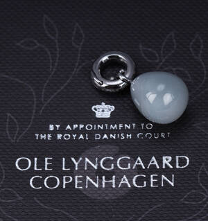 Ole Lynggaard. Sweet Drop charm af let oxideret sterlingsølv med månesten
