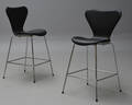 Arne Jacobsen. Et par Syver barstole med sort læder, model 3187 2 