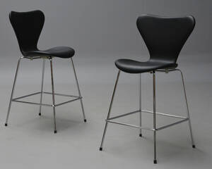 Arne Jacobsen. Et par Syver barstole med sort læder, model 3187 2 