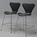 Arne Jacobsen. Et par Syver barstole med sort læder, model 3187 2  Denne vare er sat til omsalg under nyt varenummer 4275285