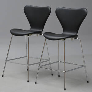 Arne Jacobsen. Et par Syver barstole med sort læder, model 3187 2  Denne vare er sat til omsalg under nyt varenummer 4275285