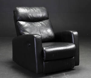 Lænestol overpolstret i sort læder, elektrisk justerbar ryg