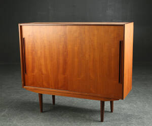 Skab af teak, 1950erne, dansk møbelproducent