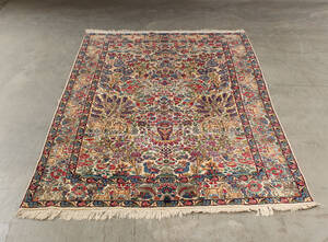 Orientalsk tæppe. 245 x 143 cm