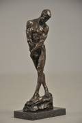 Abstrakt figur af patineret bronce