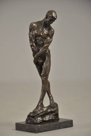 Abstrakt figur af patineret bronce